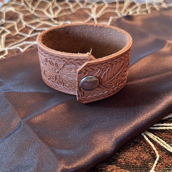 Stamped genuine leather cuff - Picture 5 of 7